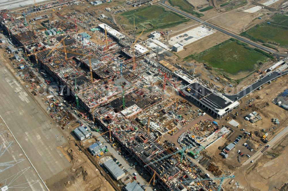 Schönefeld from above - Blick auf die Baustelle des neuen Fern- und S-Bahnhofes der Deutschen Bahn auf der Großbaustelle Neubau Bahnhof BBI (SXF) am Flughafen Berlin - Schönefeld. Ausführende Firmen: Hochtief AG; EUROVIA Beton; PORR; BERGER Bau; Kark Weiss; Matthai; Schäler Bau Berlin GmbH; STRABAG; MAX BÖGL