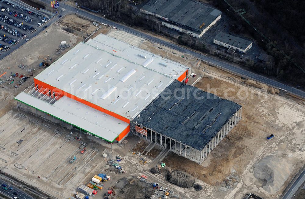 Aerial photograph Berlin-Lichtenberg - Die Baustelle des neuen Globus-Baumarkts an der Landsberger Allee in Berlin-Lichtenberg. Der Bau ist ein Projekt der Dr. Helmut Greve Bau- und Boden-AG, des Ingenieurbüros Wuttke und der RS-Plan AG. The construction site of the new DIY market / do-it-yourself store Globus at the Landsberger Allee in Berlin-Lichtenberg.