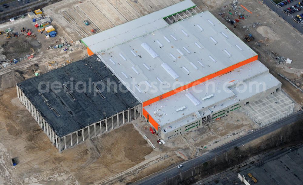 Berlin-Lichtenberg from above - Die Baustelle des neuen Globus-Baumarkts an der Landsberger Allee in Berlin-Lichtenberg. Der Bau ist ein Projekt der Dr. Helmut Greve Bau- und Boden-AG, des Ingenieurbüros Wuttke und der RS-Plan AG. The construction site of the new DIY market / do-it-yourself store Globus at the Landsberger Allee in Berlin-Lichtenberg.