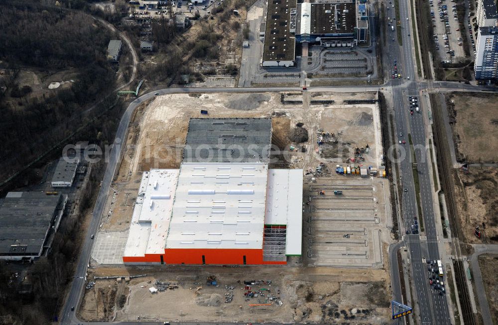 Aerial image Berlin-Lichtenberg - Die Baustelle des neuen Globus-Baumarkts an der Landsberger Allee in Berlin-Lichtenberg. Der Bau ist ein Projekt der Dr. Helmut Greve Bau- und Boden-AG, des Ingenieurbüros Wuttke und der RS-Plan AG. The construction site of the new DIY market / do-it-yourself store Globus at the Landsberger Allee in Berlin-Lichtenberg.