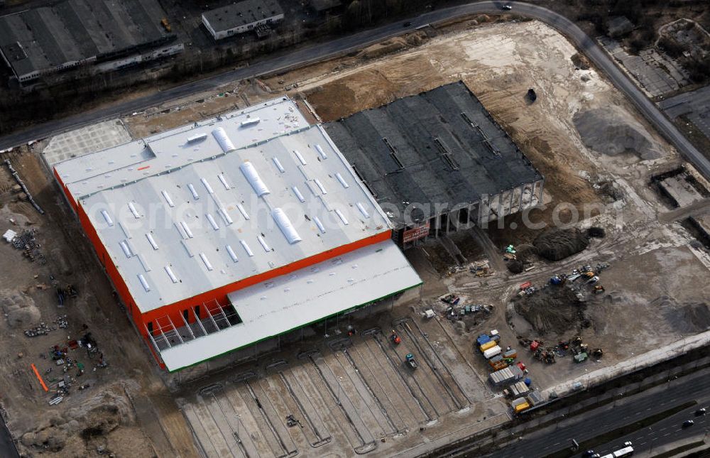 Aerial photograph Berlin-Lichtenberg - Die Baustelle des neuen Globus-Baumarkts an der Landsberger Allee in Berlin-Lichtenberg. Der Bau ist ein Projekt der Dr. Helmut Greve Bau- und Boden-AG, des Ingenieurbüros Wuttke und der RS-Plan AG. The construction site of the new DIY market / do-it-yourself store Globus at the Landsberger Allee in Berlin-Lichtenberg.