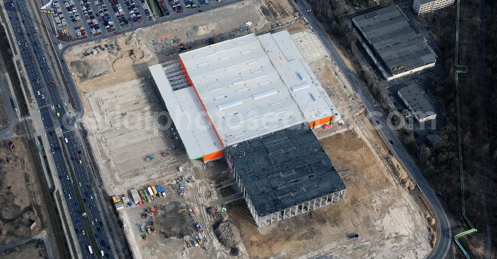 Berlin-Lichtenberg from above - Die Baustelle des neuen Globus-Baumarkts an der Landsberger Allee in Berlin-Lichtenberg. Der Bau ist ein Projekt der Dr. Helmut Greve Bau- und Boden-AG, des Ingenieurbüros Wuttke und der RS-Plan AG. The construction site of the new DIY market / do-it-yourself store Globus at the Landsberger Allee in Berlin-Lichtenberg.