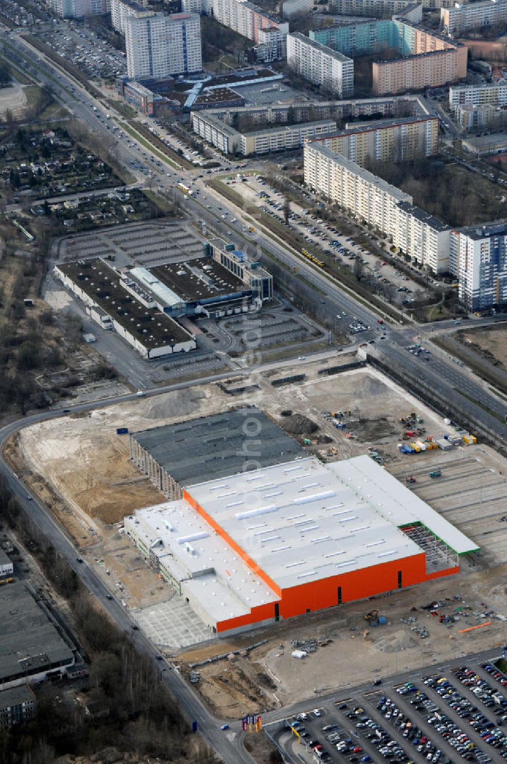 Berlin-Lichtenberg from the bird's eye view: Die Baustelle des neuen Globus-Baumarkts an der Landsberger Allee in Berlin-Lichtenberg. Der Bau ist ein Projekt der Dr. Helmut Greve Bau- und Boden-AG, des Ingenieurbüros Wuttke und der RS-Plan AG. The construction site of the new DIY market / do-it-yourself store Globus at the Landsberger Allee in Berlin-Lichtenberg.