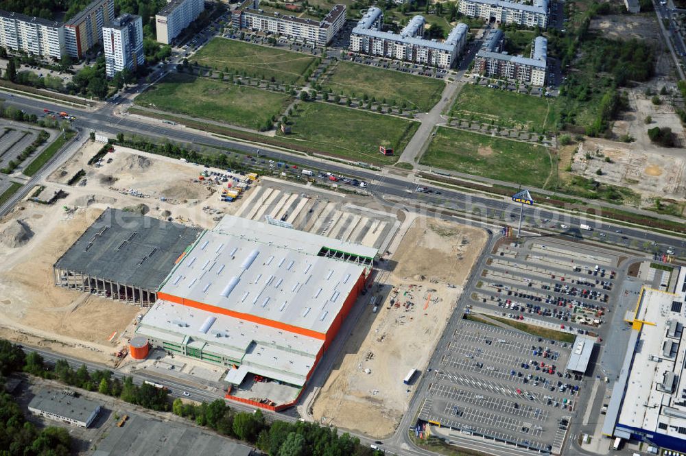 Berlin - Lichtenberg from the bird's eye view: Die Baustelle vom neuen Globus-Baumarkt an der Landsberger Allee in Berlin-Lichtenberg. Der Bau ist ein Projekt der Dr. Helmut Greve Bau- und Boden-AG, des Ingenieurbüros Wuttke und der RS-Plan AG. The construction site of the new DIY market / do-it-yourself store Globus at the Landsberger Allee in Berlin-Lichtenberg.