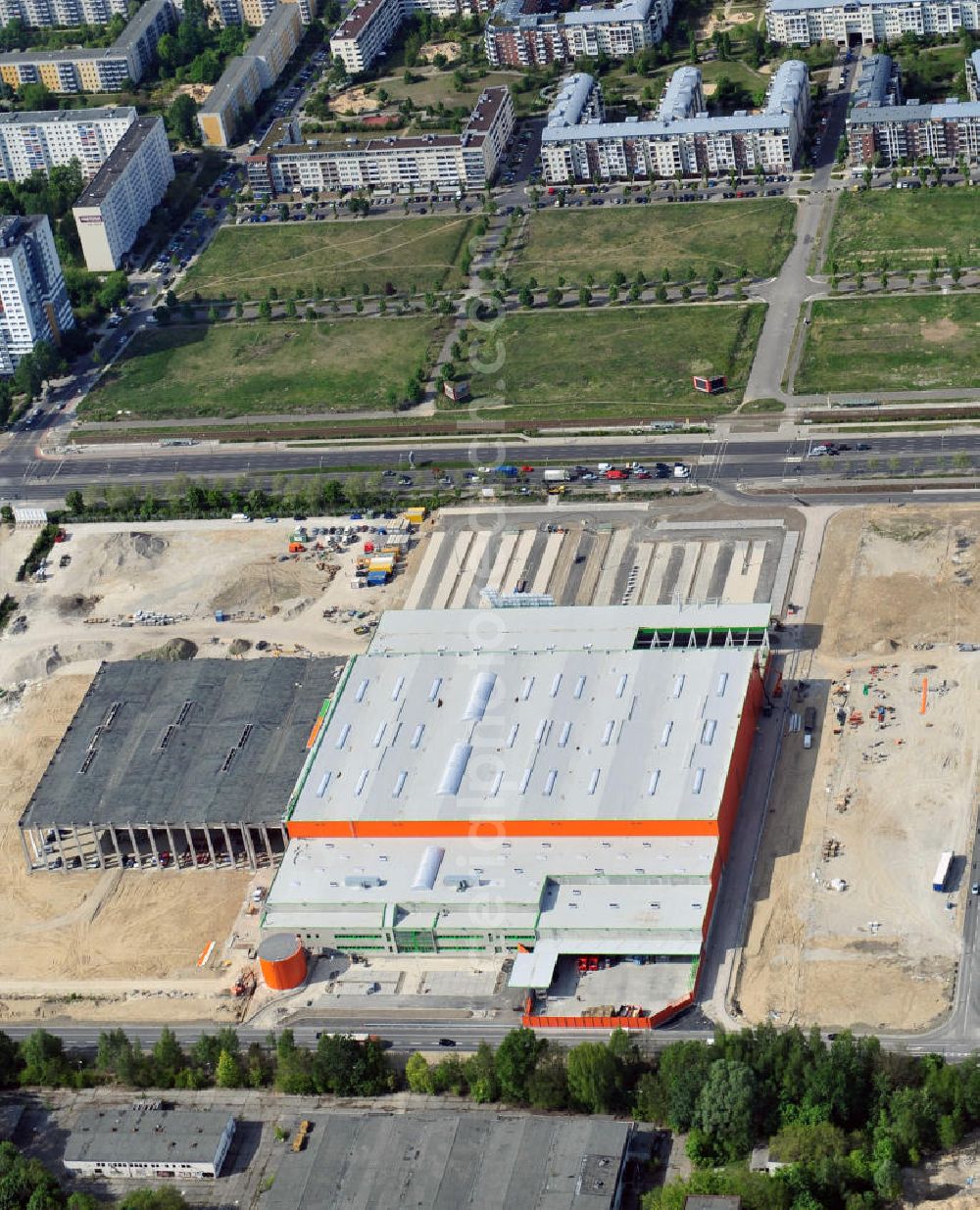 Aerial image Berlin - Lichtenberg - Die Baustelle vom neuen Globus-Baumarkt an der Landsberger Allee in Berlin-Lichtenberg. Der Bau ist ein Projekt der Dr. Helmut Greve Bau- und Boden-AG, des Ingenieurbüros Wuttke und der RS-Plan AG. The construction site of the new DIY market / do-it-yourself store Globus at the Landsberger Allee in Berlin-Lichtenberg.