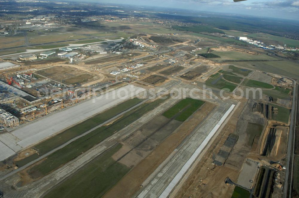 Aerial image Schönefeld - Blick auf die Baustelle der neuen SLB Start- und Landebahn, sowie der angrenzenden Rollwege am Flughafen Berlin-Schönefeld BBI (SXF). Ausführende Firmen: Hochtief AG; EUROVIA Beton; PORR; BERGER Bau; Kark Weiss; Matthai; Schäler Bau Berlin GmbH; STRABAG; MAX BÖGL