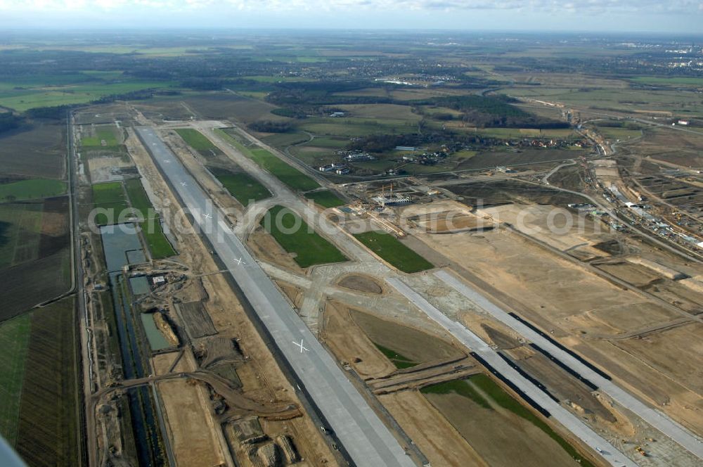 Aerial photograph Schönefeld - Blick auf die Baustelle der neuen SLB Start- und Landebahn, sowie der angrenzenden Rollwege am Flughafen Berlin-Schönefeld BBI (SXF). Ausführende Firmen: Hochtief AG; EUROVIA Beton; PORR; BERGER Bau; Kark Weiss; Matthai; Schäler Bau Berlin GmbH; STRABAG; MAX BÖGL