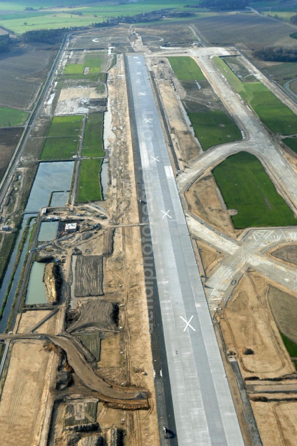 Schönefeld from the bird's eye view: Blick auf die Baustelle der neuen SLB Start- und Landebahn, sowie der angrenzenden Rollwege am Flughafen Berlin-Schönefeld BBI (SXF). Ausführende Firmen: Hochtief AG; EUROVIA Beton; PORR; BERGER Bau; Kark Weiss; Matthai; Schäler Bau Berlin GmbH; STRABAG; MAX BÖGL