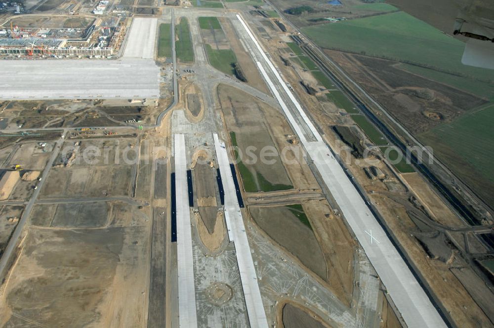 Schönefeld from above - Blick auf die Baustelle der neuen SLB Start- und Landebahn, sowie der angrenzenden Rollwege am Flughafen Berlin-Schönefeld BBI (SXF). Ausführende Firmen: Hochtief AG; EUROVIA Beton; PORR; BERGER Bau; Kark Weiss; Matthai; Schäler Bau Berlin GmbH; STRABAG; MAX BÖGL