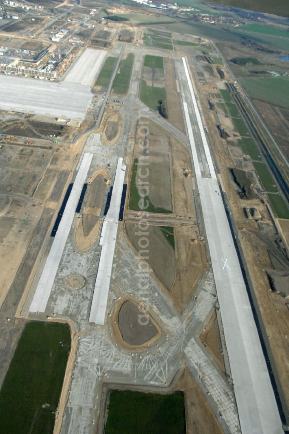 Schönefeld from the bird's eye view: Blick auf die Baustelle der neuen SLB Start- und Landebahn, sowie der angrenzenden Rollwege am Flughafen Berlin-Schönefeld BBI (SXF). Ausführende Firmen: Hochtief AG; EUROVIA Beton; PORR; BERGER Bau; Kark Weiss; Matthai; Schäler Bau Berlin GmbH; STRABAG; MAX BÖGL