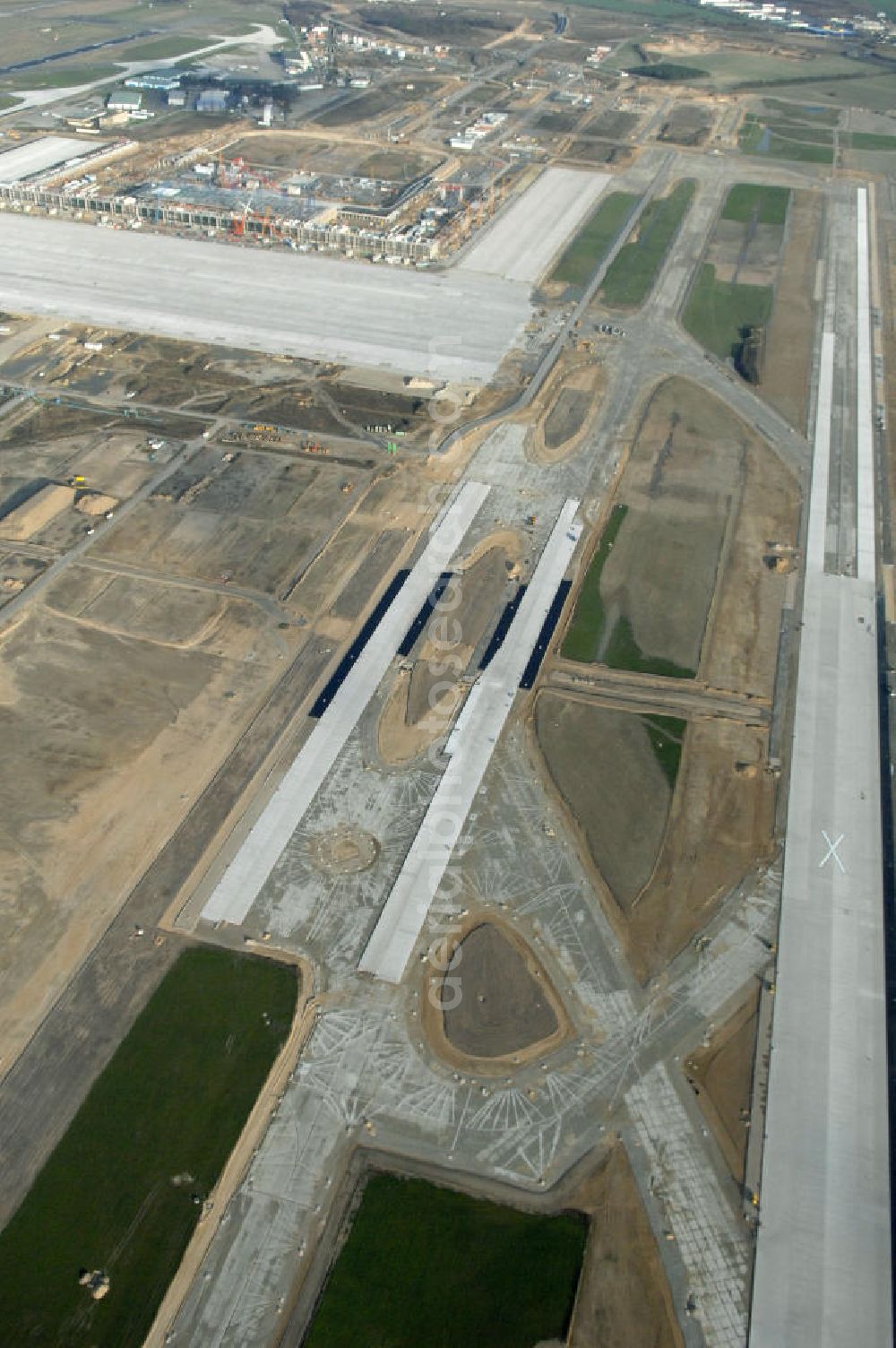 Aerial image Schönefeld - Blick auf die Baustelle der neuen SLB Start- und Landebahn, sowie der angrenzenden Rollwege am Flughafen Berlin-Schönefeld BBI (SXF). Ausführende Firmen: Hochtief AG; EUROVIA Beton; PORR; BERGER Bau; Kark Weiss; Matthai; Schäler Bau Berlin GmbH; STRABAG; MAX BÖGL