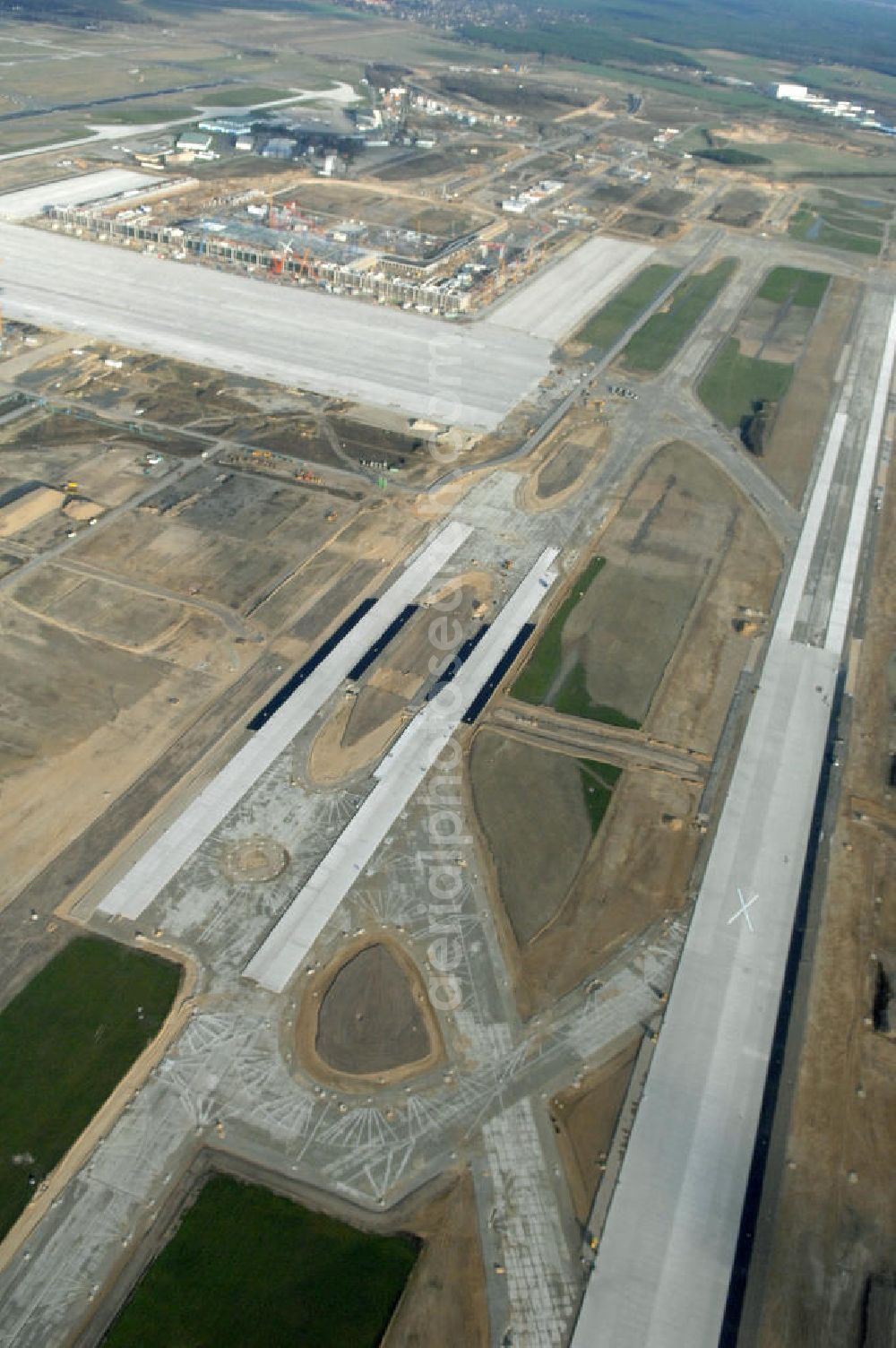 Aerial photograph Schönefeld - Blick auf die Baustelle der neuen SLB Start- und Landebahn, sowie der angrenzenden Rollwege am Flughafen Berlin-Schönefeld BBI (SXF). Ausführende Firmen: Hochtief AG; EUROVIA Beton; PORR; BERGER Bau; Kark Weiss; Matthai; Schäler Bau Berlin GmbH; STRABAG; MAX BÖGL