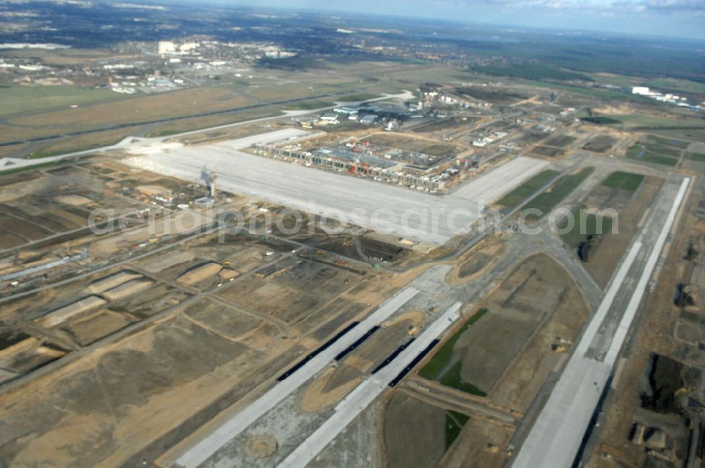 Schönefeld from the bird's eye view: Blick auf die Baustelle der neuen SLB Start- und Landebahn, sowie der angrenzenden Rollwege am Flughafen Berlin-Schönefeld BBI (SXF). Ausführende Firmen: Hochtief AG; EUROVIA Beton; PORR; BERGER Bau; Kark Weiss; Matthai; Schäler Bau Berlin GmbH; STRABAG; MAX BÖGL