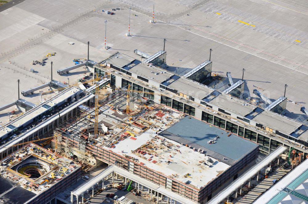 Berlin Schönefeld from above - Baustelle des neuen Terminals am Flughafen Schönefeld (BBI). Der neue Terminal wird südlich des jetzigen Flughafens Berlin- Schönefeld errichtet. Ausführende Firmen: Hochtief AG; EUROVIA Beton; PORR; BERGER Bau; Karl Weiss; Matthai; Schäler Bau Berlin GmbH; STRABAG; Construction area of the new terminal at Schönefeld Airport (BBI). The new terminal is in the south of the airport Berlin -Schoenefeld quality built. Exporting companies: Hochtief AG; EUROVIA Beton; PORR; BERGER Bau; Karl Weiss; Matthai; Schäler Bau Berlin GmbH; STRABAG;