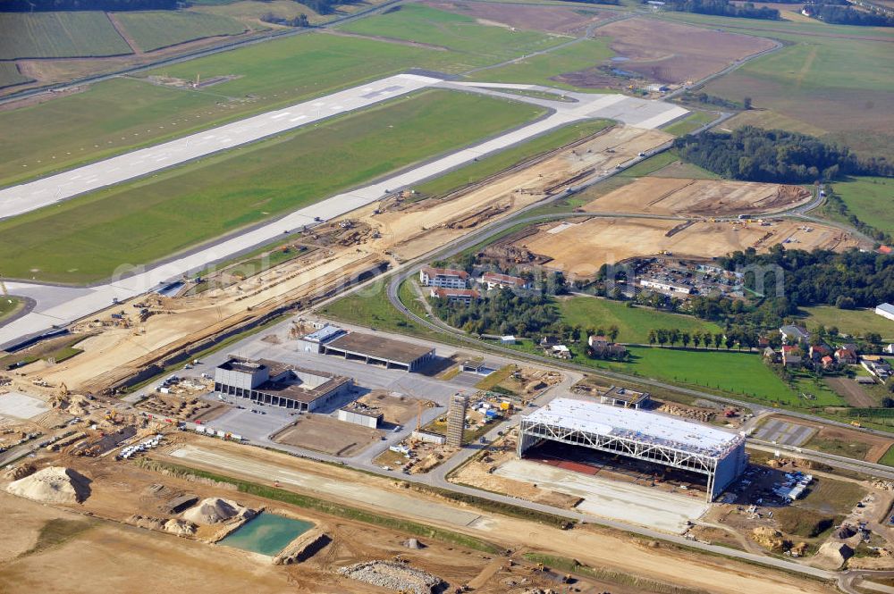 Berlin Schönefeld from the bird's eye view: Baustelle des neuen Terminals am Flughafen Schönefeld (BBI). Der neue Terminal wird südlich des jetzigen Flughafens Berlin- Schönefeld errichtet. Ausführende Firmen: Hochtief AG; EUROVIA Beton; PORR; BERGER Bau; Karl Weiss; Matthai; Schäler Bau Berlin GmbH; STRABAG; Construction area of the new terminal at Schönefeld Airport (BBI). The new terminal is in the south of the airport Berlin -Schoenefeld quality built. Exporting companies: Hochtief AG; EUROVIA Beton; PORR; BERGER Bau; Karl Weiss; Matthai; Schäler Bau Berlin GmbH; STRABAG;