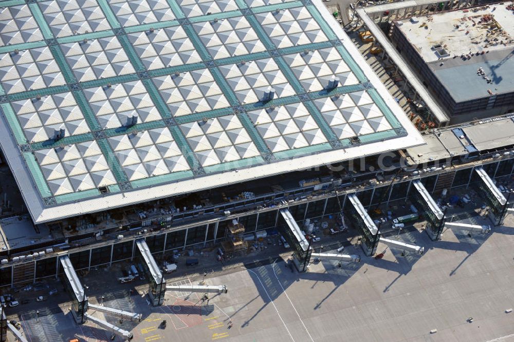 Aerial image Berlin Schönefeld - Baustelle des neuen Terminals am Flughafen Schönefeld (BBI). Der neue Terminal wird südlich des jetzigen Flughafens Berlin- Schönefeld errichtet. Ausführende Firmen: Hochtief AG; EUROVIA Beton; PORR; BERGER Bau; Karl Weiss; Matthai; Schäler Bau Berlin GmbH; STRABAG; Construction area of the new terminal at Schönefeld Airport (BBI). The new terminal is in the south of the airport Berlin -Schoenefeld quality built. Exporting companies: Hochtief AG; EUROVIA Beton; PORR; BERGER Bau; Karl Weiss; Matthai; Schäler Bau Berlin GmbH; STRABAG;