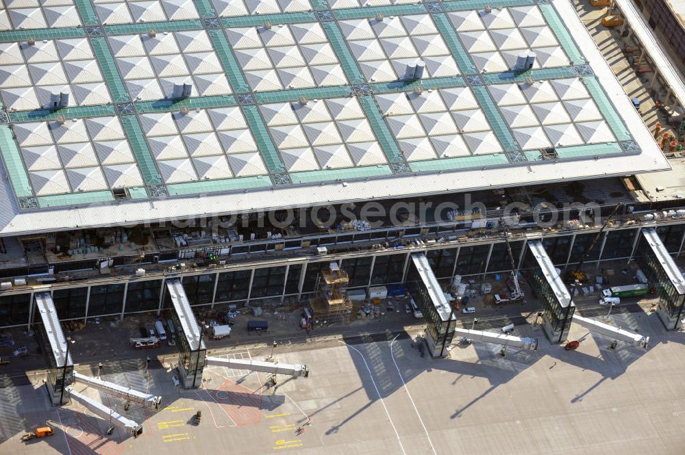 Aerial photograph Berlin Schönefeld - Baustelle des neuen Terminals am Flughafen Schönefeld (BBI). Der neue Terminal wird südlich des jetzigen Flughafens Berlin- Schönefeld errichtet. Ausführende Firmen: Hochtief AG; EUROVIA Beton; PORR; BERGER Bau; Karl Weiss; Matthai; Schäler Bau Berlin GmbH; STRABAG; Construction area of the new terminal at Schönefeld Airport (BBI). The new terminal is in the south of the airport Berlin -Schoenefeld quality built. Exporting companies: Hochtief AG; EUROVIA Beton; PORR; BERGER Bau; Karl Weiss; Matthai; Schäler Bau Berlin GmbH; STRABAG;