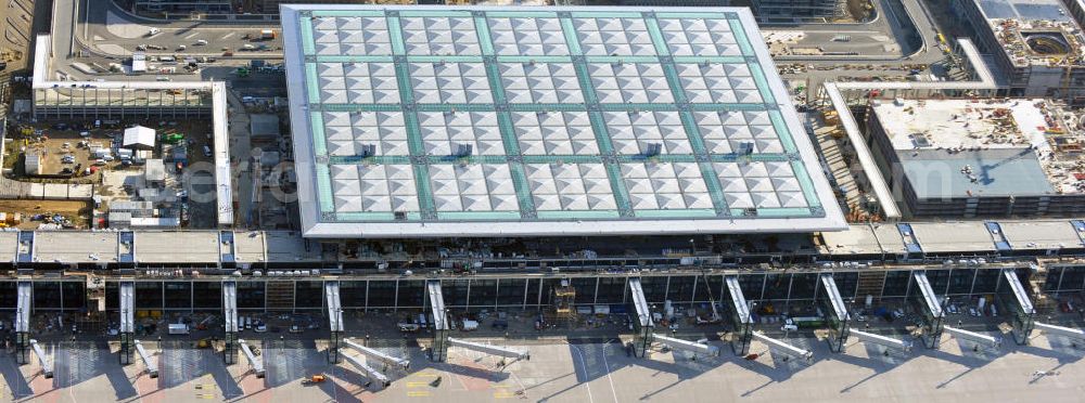 Berlin Schönefeld from the bird's eye view: Baustelle des neuen Terminals am Flughafen Schönefeld (BBI). Der neue Terminal wird südlich des jetzigen Flughafens Berlin- Schönefeld errichtet. Ausführende Firmen: Hochtief AG; EUROVIA Beton; PORR; BERGER Bau; Karl Weiss; Matthai; Schäler Bau Berlin GmbH; STRABAG; Construction area of the new terminal at Schönefeld Airport (BBI). The new terminal is in the south of the airport Berlin -Schoenefeld quality built. Exporting companies: Hochtief AG; EUROVIA Beton; PORR; BERGER Bau; Karl Weiss; Matthai; Schäler Bau Berlin GmbH; STRABAG;