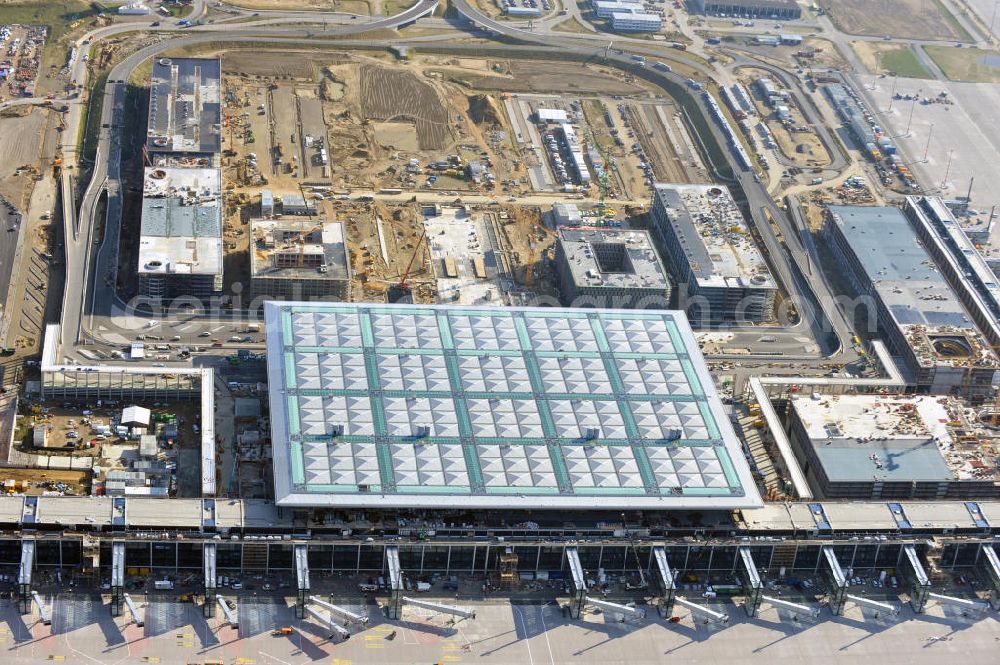 Aerial image Berlin Schönefeld - Baustelle des neuen Terminals am Flughafen Schönefeld (BBI). Der neue Terminal wird südlich des jetzigen Flughafens Berlin- Schönefeld errichtet. Ausführende Firmen: Hochtief AG; EUROVIA Beton; PORR; BERGER Bau; Karl Weiss; Matthai; Schäler Bau Berlin GmbH; STRABAG; Construction area of the new terminal at Schönefeld Airport (BBI). The new terminal is in the south of the airport Berlin -Schoenefeld quality built. Exporting companies: Hochtief AG; EUROVIA Beton; PORR; BERGER Bau; Karl Weiss; Matthai; Schäler Bau Berlin GmbH; STRABAG;