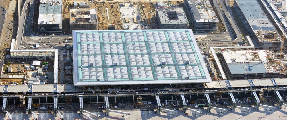 Berlin Schönefeld from above - Baustelle des neuen Terminals am Flughafen Schönefeld (BBI). Der neue Terminal wird südlich des jetzigen Flughafens Berlin- Schönefeld errichtet. Ausführende Firmen: Hochtief AG; EUROVIA Beton; PORR; BERGER Bau; Karl Weiss; Matthai; Schäler Bau Berlin GmbH; STRABAG; Construction area of the new terminal at Schönefeld Airport (BBI). The new terminal is in the south of the airport Berlin -Schoenefeld quality built. Exporting companies: Hochtief AG; EUROVIA Beton; PORR; BERGER Bau; Karl Weiss; Matthai; Schäler Bau Berlin GmbH; STRABAG;