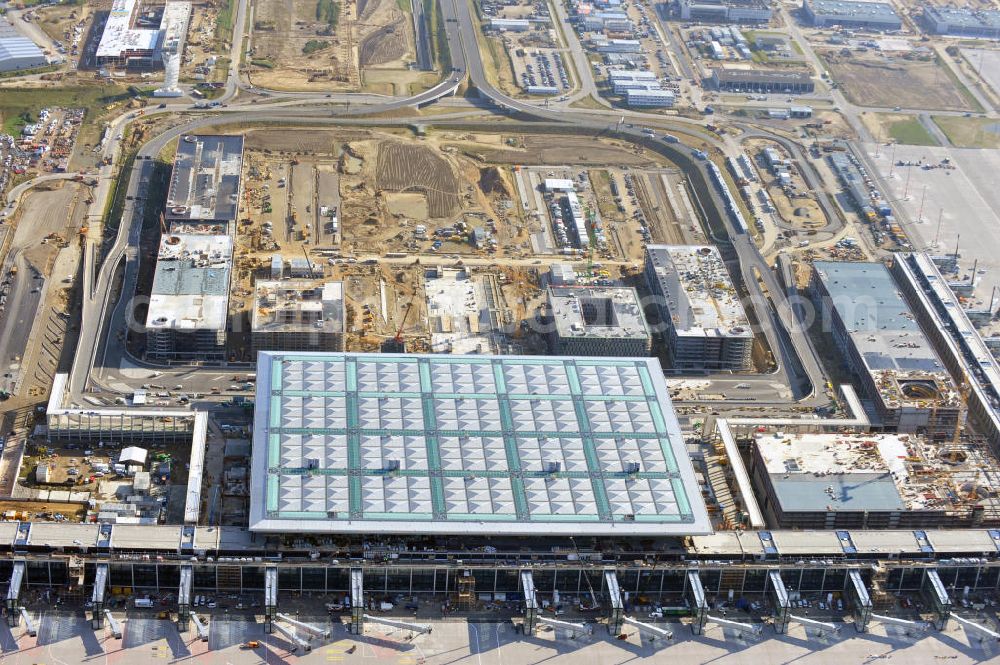 Berlin Schönefeld from the bird's eye view: Baustelle des neuen Terminals am Flughafen Schönefeld (BBI). Der neue Terminal wird südlich des jetzigen Flughafens Berlin- Schönefeld errichtet. Ausführende Firmen: Hochtief AG; EUROVIA Beton; PORR; BERGER Bau; Karl Weiss; Matthai; Schäler Bau Berlin GmbH; STRABAG; Construction area of the new terminal at Schönefeld Airport (BBI). The new terminal is in the south of the airport Berlin -Schoenefeld quality built. Exporting companies: Hochtief AG; EUROVIA Beton; PORR; BERGER Bau; Karl Weiss; Matthai; Schäler Bau Berlin GmbH; STRABAG;