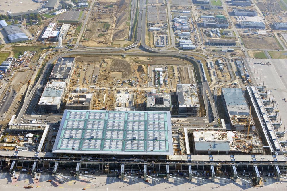 Berlin Schönefeld from above - Baustelle des neuen Terminals am Flughafen Schönefeld (BBI). Der neue Terminal wird südlich des jetzigen Flughafens Berlin- Schönefeld errichtet. Ausführende Firmen: Hochtief AG; EUROVIA Beton; PORR; BERGER Bau; Karl Weiss; Matthai; Schäler Bau Berlin GmbH; STRABAG; Construction area of the new terminal at Schönefeld Airport (BBI). The new terminal is in the south of the airport Berlin -Schoenefeld quality built. Exporting companies: Hochtief AG; EUROVIA Beton; PORR; BERGER Bau; Karl Weiss; Matthai; Schäler Bau Berlin GmbH; STRABAG;