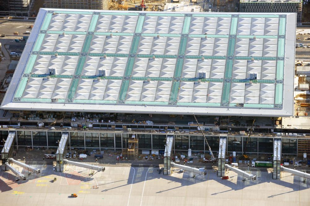 Berlin Schönefeld from the bird's eye view: Baustelle des neuen Terminals am Flughafen Schönefeld (BBI). Der neue Terminal wird südlich des jetzigen Flughafens Berlin- Schönefeld errichtet. Ausführende Firmen: Hochtief AG; EUROVIA Beton; PORR; BERGER Bau; Karl Weiss; Matthai; Schäler Bau Berlin GmbH; STRABAG; Construction area of the new terminal at Schönefeld Airport (BBI). The new terminal is in the south of the airport Berlin -Schoenefeld quality built. Exporting companies: Hochtief AG; EUROVIA Beton; PORR; BERGER Bau; Karl Weiss; Matthai; Schäler Bau Berlin GmbH; STRABAG;