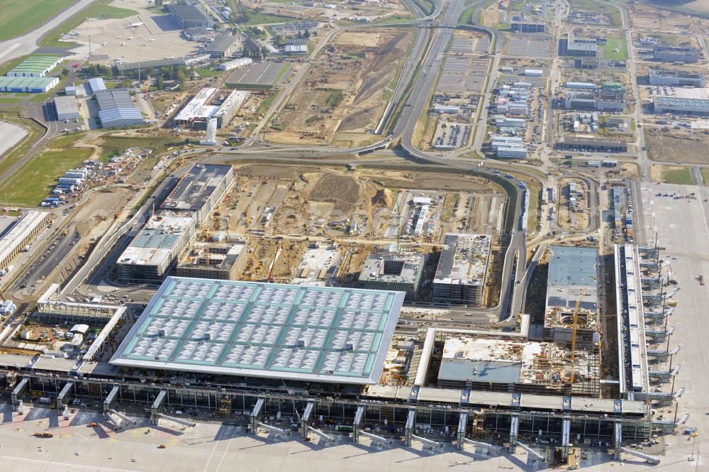 Aerial image Berlin Schönefeld - Baustelle des neuen Terminals am Flughafen Schönefeld (BBI). Der neue Terminal wird südlich des jetzigen Flughafens Berlin- Schönefeld errichtet. Ausführende Firmen: Hochtief AG; EUROVIA Beton; PORR; BERGER Bau; Karl Weiss; Matthai; Schäler Bau Berlin GmbH; STRABAG; Construction area of the new terminal at Schönefeld Airport (BBI). The new terminal is in the south of the airport Berlin -Schoenefeld quality built. Exporting companies: Hochtief AG; EUROVIA Beton; PORR; BERGER Bau; Karl Weiss; Matthai; Schäler Bau Berlin GmbH; STRABAG;