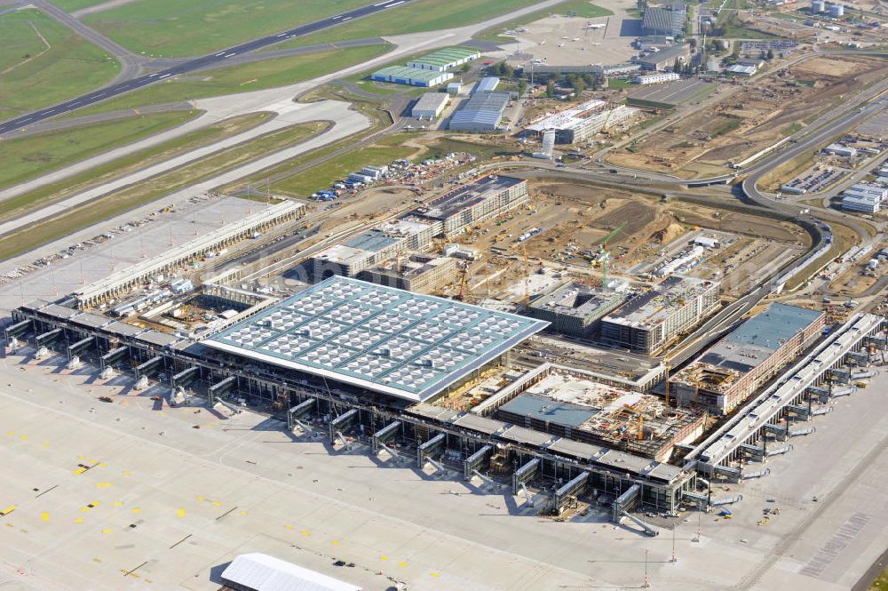 Aerial photograph Berlin Schönefeld - Baustelle des neuen Terminals am Flughafen Schönefeld (BBI). Der neue Terminal wird südlich des jetzigen Flughafens Berlin- Schönefeld errichtet. Ausführende Firmen: Hochtief AG; EUROVIA Beton; PORR; BERGER Bau; Karl Weiss; Matthai; Schäler Bau Berlin GmbH; STRABAG; Construction area of the new terminal at Schönefeld Airport (BBI). The new terminal is in the south of the airport Berlin -Schoenefeld quality built. Exporting companies: Hochtief AG; EUROVIA Beton; PORR; BERGER Bau; Karl Weiss; Matthai; Schäler Bau Berlin GmbH; STRABAG;