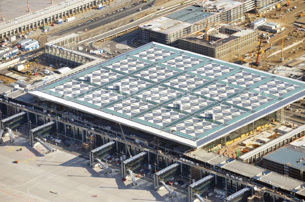 Berlin Schönefeld from above - Baustelle des neuen Terminals am Flughafen Schönefeld (BBI). Der neue Terminal wird südlich des jetzigen Flughafens Berlin- Schönefeld errichtet. Ausführende Firmen: Hochtief AG; EUROVIA Beton; PORR; BERGER Bau; Karl Weiss; Matthai; Schäler Bau Berlin GmbH; STRABAG; Construction area of the new terminal at Schönefeld Airport (BBI). The new terminal is in the south of the airport Berlin -Schoenefeld quality built. Exporting companies: Hochtief AG; EUROVIA Beton; PORR; BERGER Bau; Karl Weiss; Matthai; Schäler Bau Berlin GmbH; STRABAG;