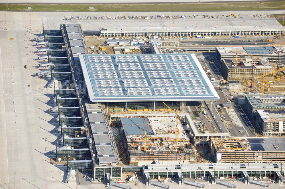 Aerial image Berlin Schönefeld - Baustelle des neuen Terminals am Flughafen Schönefeld (BBI). Der neue Terminal wird südlich des jetzigen Flughafens Berlin- Schönefeld errichtet. Ausführende Firmen: Hochtief AG; EUROVIA Beton; PORR; BERGER Bau; Karl Weiss; Matthai; Schäler Bau Berlin GmbH; STRABAG; Construction area of the new terminal at Schönefeld Airport (BBI). The new terminal is in the south of the airport Berlin -Schoenefeld quality built. Exporting companies: Hochtief AG; EUROVIA Beton; PORR; BERGER Bau; Karl Weiss; Matthai; Schäler Bau Berlin GmbH; STRABAG;