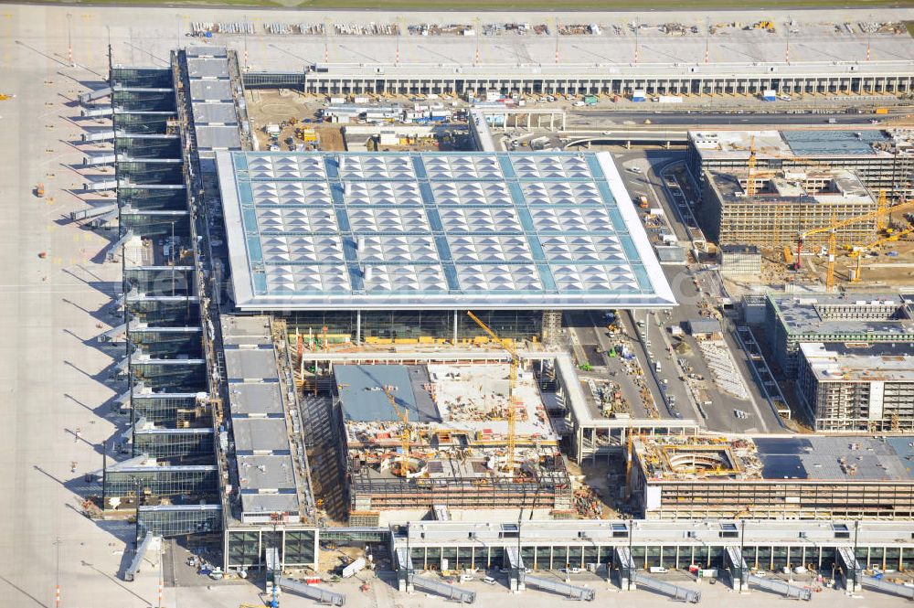 Aerial photograph Berlin Schönefeld - Baustelle des neuen Terminals am Flughafen Schönefeld (BBI). Der neue Terminal wird südlich des jetzigen Flughafens Berlin- Schönefeld errichtet. Ausführende Firmen: Hochtief AG; EUROVIA Beton; PORR; BERGER Bau; Karl Weiss; Matthai; Schäler Bau Berlin GmbH; STRABAG; Construction area of the new terminal at Schönefeld Airport (BBI). The new terminal is in the south of the airport Berlin -Schoenefeld quality built. Exporting companies: Hochtief AG; EUROVIA Beton; PORR; BERGER Bau; Karl Weiss; Matthai; Schäler Bau Berlin GmbH; STRABAG;