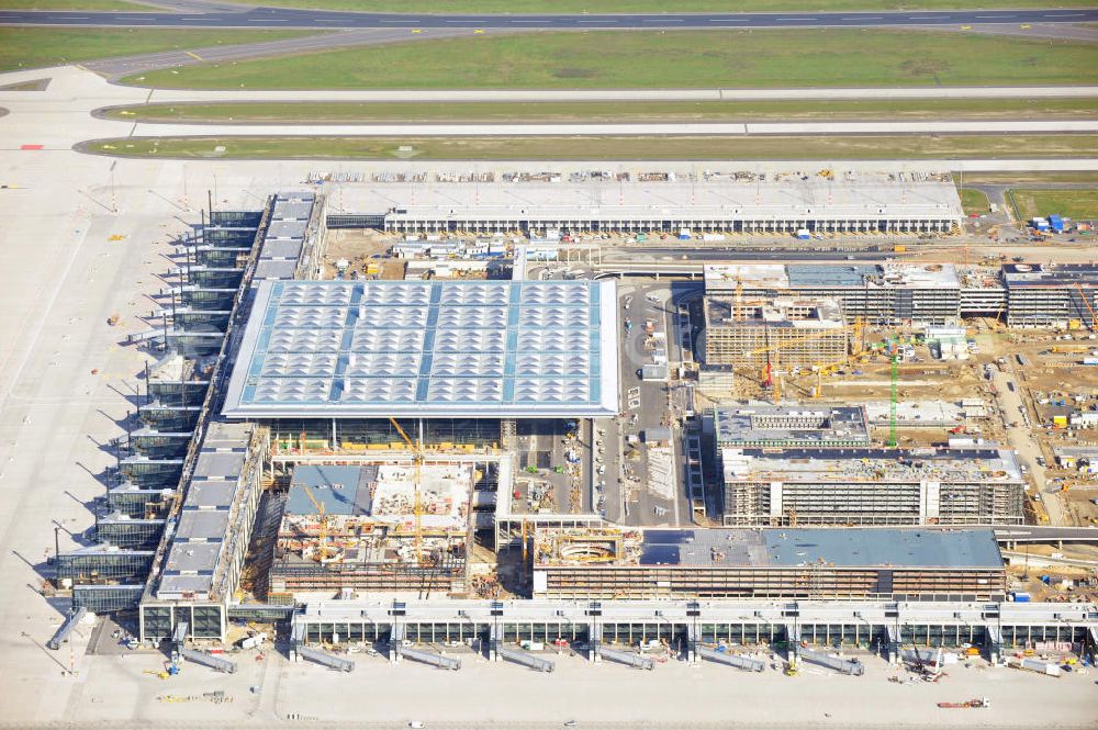 Berlin Schönefeld from the bird's eye view: Baustelle des neuen Terminals am Flughafen Schönefeld (BBI). Der neue Terminal wird südlich des jetzigen Flughafens Berlin- Schönefeld errichtet. Ausführende Firmen: Hochtief AG; EUROVIA Beton; PORR; BERGER Bau; Karl Weiss; Matthai; Schäler Bau Berlin GmbH; STRABAG; Construction area of the new terminal at Schönefeld Airport (BBI). The new terminal is in the south of the airport Berlin -Schoenefeld quality built. Exporting companies: Hochtief AG; EUROVIA Beton; PORR; BERGER Bau; Karl Weiss; Matthai; Schäler Bau Berlin GmbH; STRABAG;