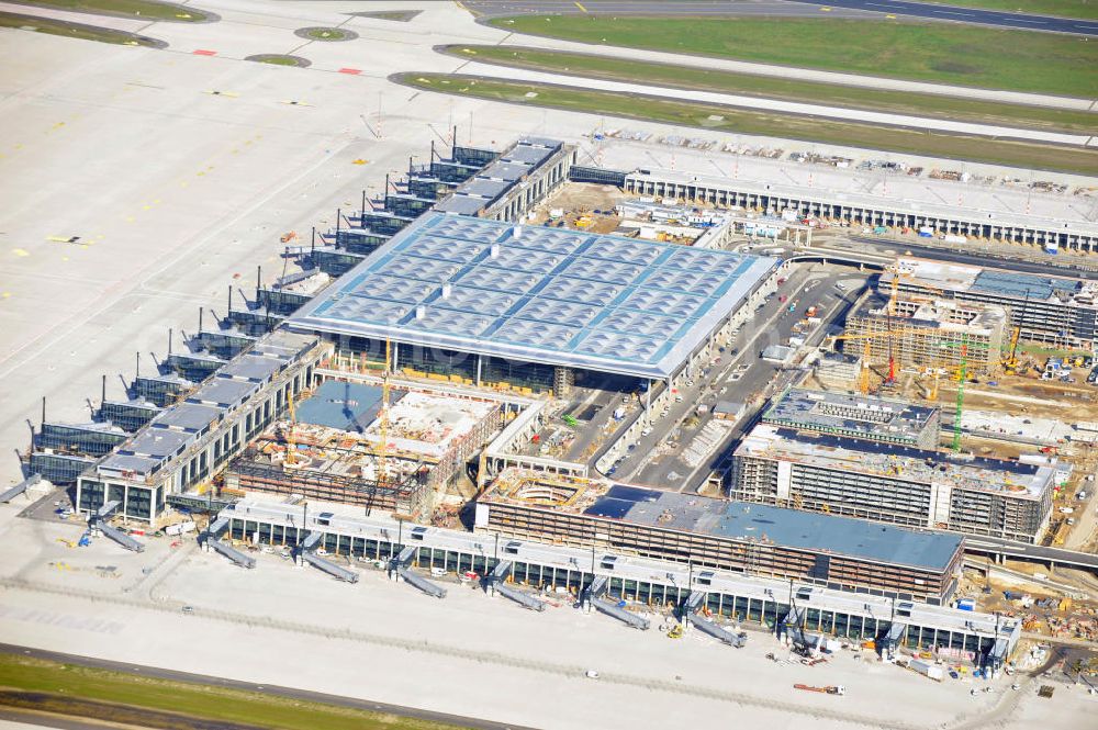 Aerial image Berlin Schönefeld - Baustelle des neuen Terminals am Flughafen Schönefeld (BBI). Der neue Terminal wird südlich des jetzigen Flughafens Berlin- Schönefeld errichtet. Ausführende Firmen: Hochtief AG; EUROVIA Beton; PORR; BERGER Bau; Karl Weiss; Matthai; Schäler Bau Berlin GmbH; STRABAG; Construction area of the new terminal at Schönefeld Airport (BBI). The new terminal is in the south of the airport Berlin -Schoenefeld quality built. Exporting companies: Hochtief AG; EUROVIA Beton; PORR; BERGER Bau; Karl Weiss; Matthai; Schäler Bau Berlin GmbH; STRABAG;