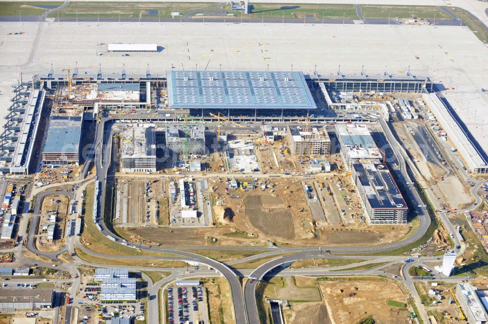 Berlin Schönefeld from above - Baustelle des neuen Terminals am Flughafen Schönefeld (BBI). Der neue Terminal wird südlich des jetzigen Flughafens Berlin- Schönefeld errichtet. Ausführende Firmen: Hochtief AG; EUROVIA Beton; PORR; BERGER Bau; Karl Weiss; Matthai; Schäler Bau Berlin GmbH; STRABAG; Construction area of the new terminal at Schönefeld Airport (BBI). The new terminal is in the south of the airport Berlin -Schoenefeld quality built. Exporting companies: Hochtief AG; EUROVIA Beton; PORR; BERGER Bau; Karl Weiss; Matthai; Schäler Bau Berlin GmbH; STRABAG;