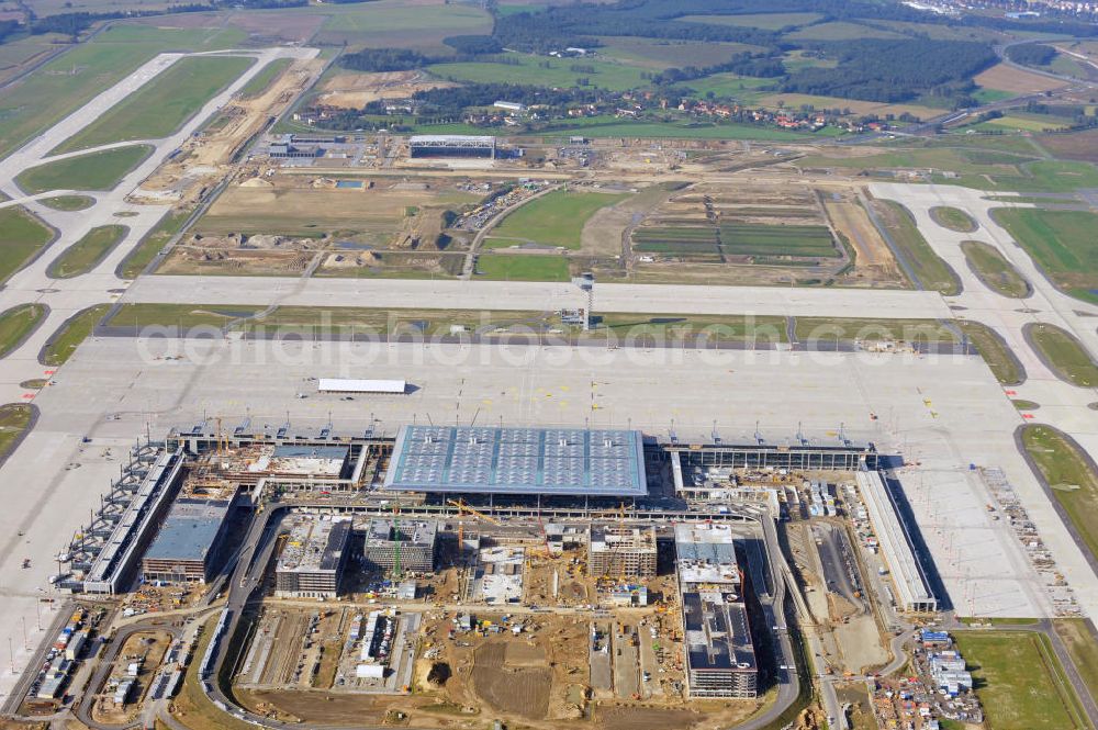 Berlin Schönefeld from the bird's eye view: Baustelle des neuen Terminals am Flughafen Schönefeld (BBI). Der neue Terminal wird südlich des jetzigen Flughafens Berlin- Schönefeld errichtet. Ausführende Firmen: Hochtief AG; EUROVIA Beton; PORR; BERGER Bau; Karl Weiss; Matthai; Schäler Bau Berlin GmbH; STRABAG; Construction area of the new terminal at Schönefeld Airport (BBI). The new terminal is in the south of the airport Berlin -Schoenefeld quality built. Exporting companies: Hochtief AG; EUROVIA Beton; PORR; BERGER Bau; Karl Weiss; Matthai; Schäler Bau Berlin GmbH; STRABAG;