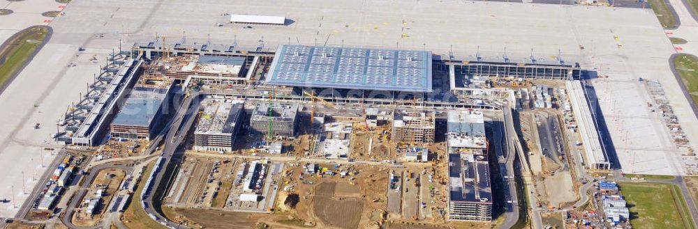 Aerial image Berlin Schönefeld - Baustelle des neuen Terminals am Flughafen Schönefeld (BBI). Der neue Terminal wird südlich des jetzigen Flughafens Berlin- Schönefeld errichtet. Ausführende Firmen: Hochtief AG; EUROVIA Beton; PORR; BERGER Bau; Karl Weiss; Matthai; Schäler Bau Berlin GmbH; STRABAG; Construction area of the new terminal at Schönefeld Airport (BBI). The new terminal is in the south of the airport Berlin -Schoenefeld quality built. Exporting companies: Hochtief AG; EUROVIA Beton; PORR; BERGER Bau; Karl Weiss; Matthai; Schäler Bau Berlin GmbH; STRABAG;