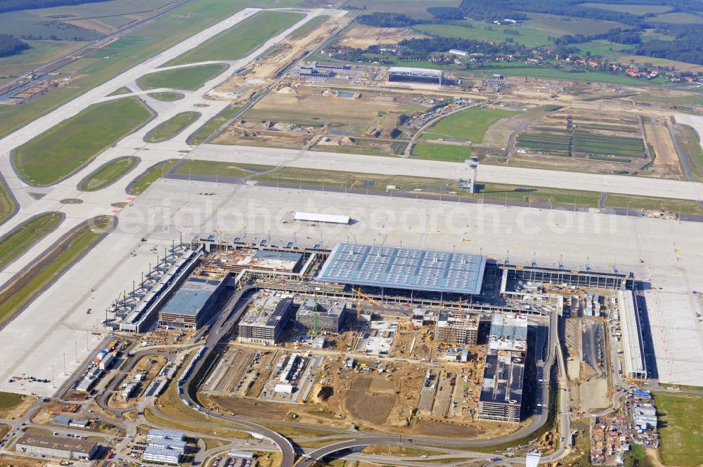 Aerial photograph Berlin Schönefeld - Baustelle des neuen Terminals am Flughafen Schönefeld (BBI). Der neue Terminal wird südlich des jetzigen Flughafens Berlin- Schönefeld errichtet. Ausführende Firmen: Hochtief AG; EUROVIA Beton; PORR; BERGER Bau; Karl Weiss; Matthai; Schäler Bau Berlin GmbH; STRABAG; Construction area of the new terminal at Schönefeld Airport (BBI). The new terminal is in the south of the airport Berlin -Schoenefeld quality built. Exporting companies: Hochtief AG; EUROVIA Beton; PORR; BERGER Bau; Karl Weiss; Matthai; Schäler Bau Berlin GmbH; STRABAG;