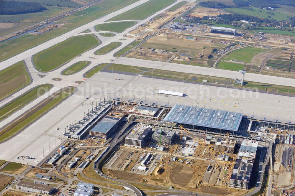 Berlin Schönefeld from above - Baustelle des neuen Terminals am Flughafen Schönefeld (BBI). Der neue Terminal wird südlich des jetzigen Flughafens Berlin- Schönefeld errichtet. Ausführende Firmen: Hochtief AG; EUROVIA Beton; PORR; BERGER Bau; Karl Weiss; Matthai; Schäler Bau Berlin GmbH; STRABAG; Construction area of the new terminal at Schönefeld Airport (BBI). The new terminal is in the south of the airport Berlin -Schoenefeld quality built. Exporting companies: Hochtief AG; EUROVIA Beton; PORR; BERGER Bau; Karl Weiss; Matthai; Schäler Bau Berlin GmbH; STRABAG;