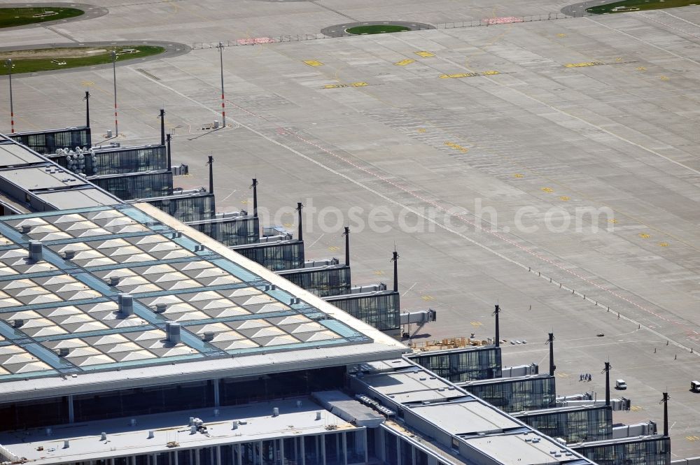 Schönefeld from the bird's eye view: Construction area of the new terminal at Schönefeld Airport (BBI). The new terminal is in the south of the airport Berlin -Schoenefeld quality built