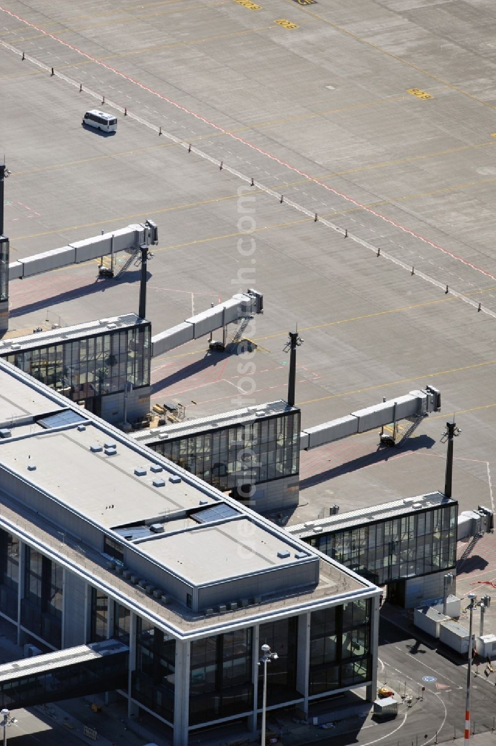 Schönefeld from the bird's eye view: Construction area of the new terminal at Schönefeld Airport (BBI). The new terminal is in the south of the airport Berlin -Schoenefeld quality built