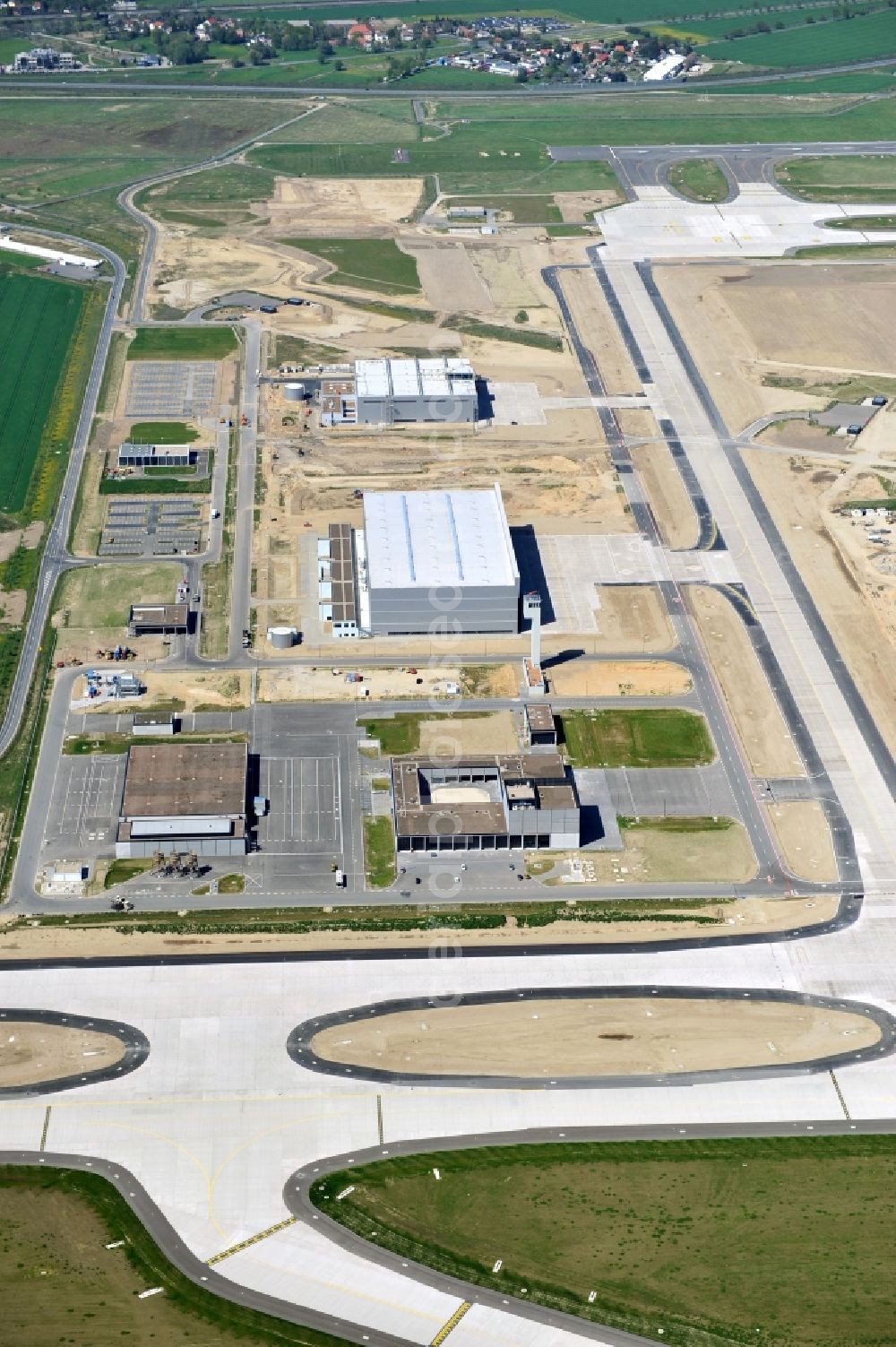 Schönefeld from the bird's eye view: Construction area of the new terminal at Schönefeld Airport (BBI). The new terminal is in the south of the airport Berlin -Schoenefeld quality built