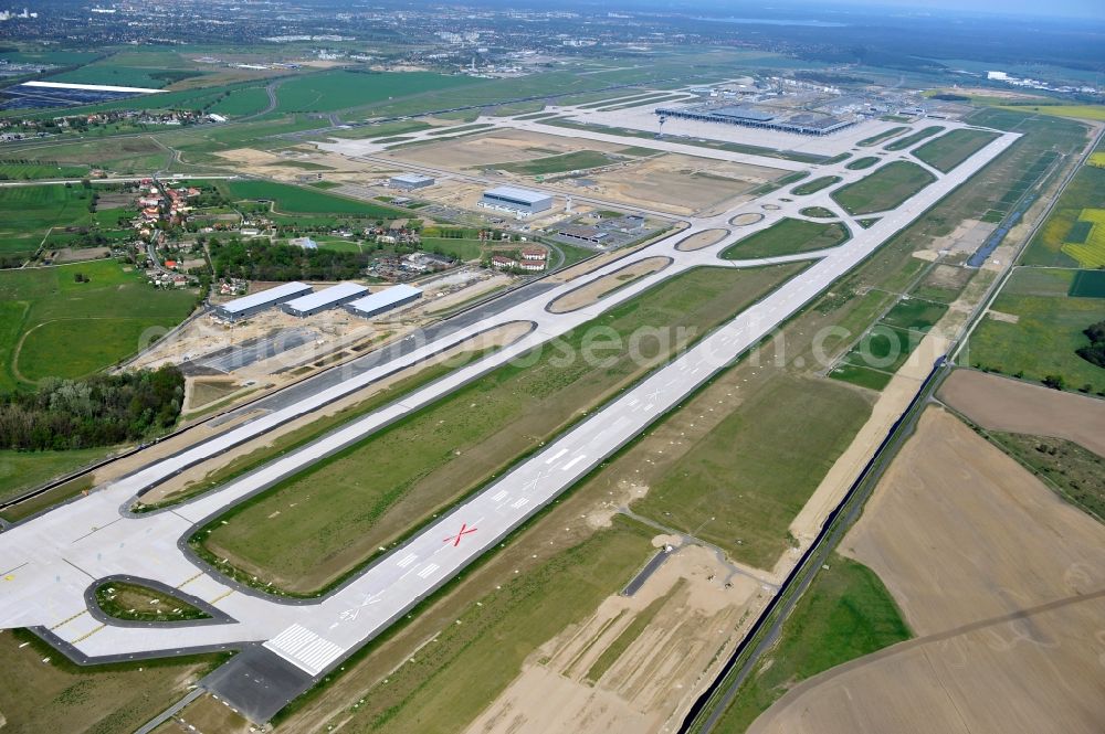 Schönefeld from the bird's eye view: Construction area of the new terminal at Schönefeld Airport (BBI). The new terminal is in the south of the airport Berlin -Schoenefeld quality built