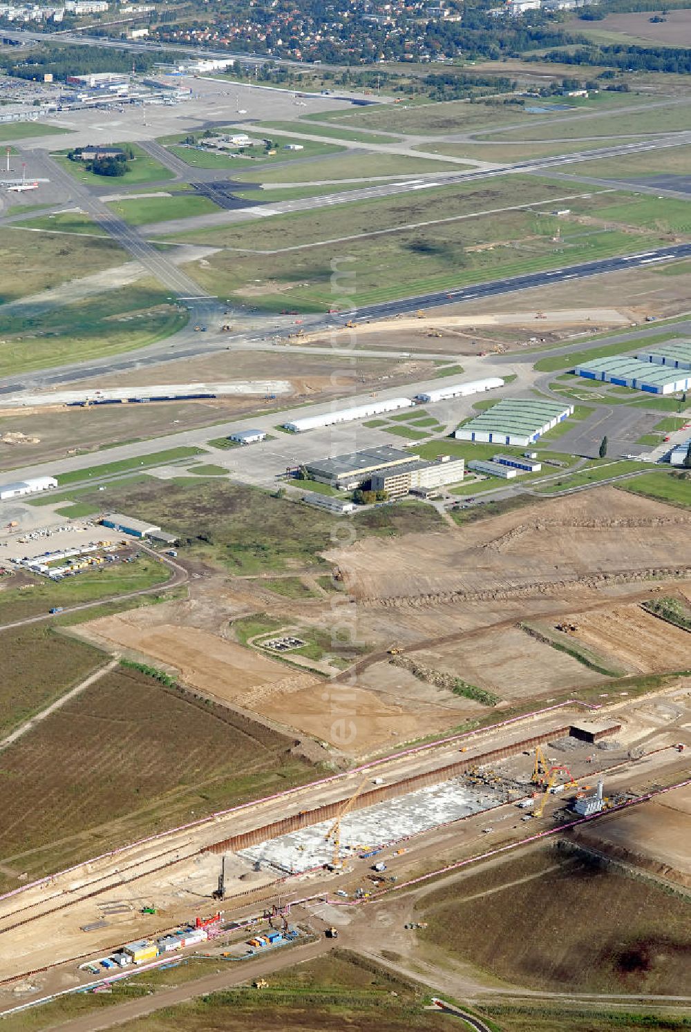 Schönefeld from above - Baustelle des neuen Terminals am Flughafen Schönefeld (BBI). Der neue Terminal wird südlich des jetzigen Flughafens Berlin- Schönefeld errichtet. Ausführende Firmen: Hochtief AG; EUROVIA Beton; PORR; BERGER Bau; Karl Weiss; Matthai; Schäler Bau Berlin GmbH; STRABAG; MAX BÖGL. Construction area of the new terminal at Schönefeld Airport (BBI). The new terminal is in the south of the airport Berlin-Schoenefeld quality built. Exporting companies: Hochtief AG; EUROVIA Beton; PORR; BERGER Bau; Karl Weiss; Matthai; Schäler Bau Berlin GmbH; STRABAG; MAX BÖGL.