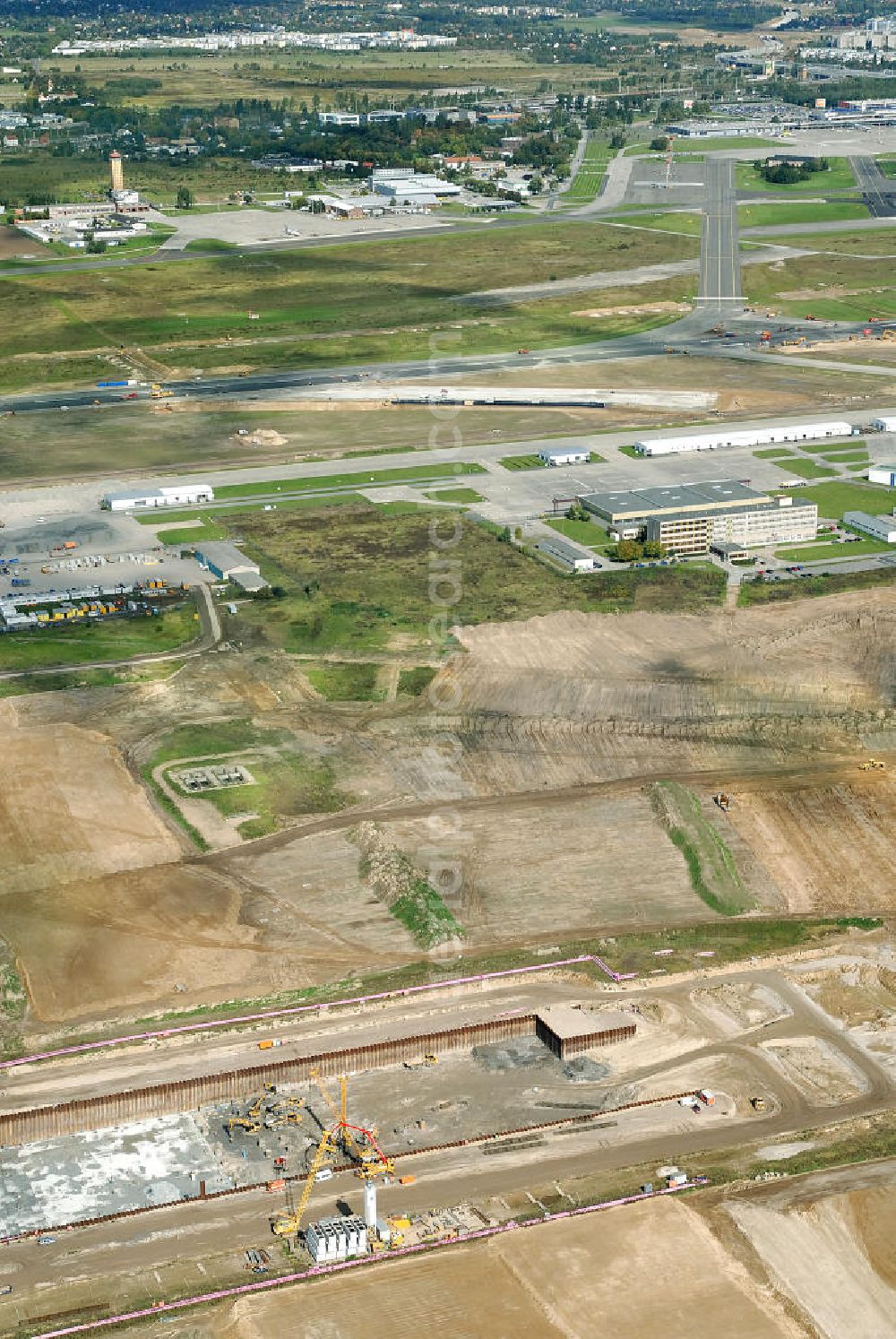 Aerial image Schönefeld - Baustelle des neuen Terminals am Flughafen Schönefeld (BBI). Der neue Terminal wird südlich des jetzigen Flughafens Berlin- Schönefeld errichtet. Ausführende Firmen: Hochtief AG; EUROVIA Beton; PORR; BERGER Bau; Karl Weiss; Matthai; Schäler Bau Berlin GmbH; STRABAG; MAX BÖGL. Construction area of the new terminal at Schönefeld Airport (BBI). The new terminal is in the south of the airport Berlin-Schoenefeld quality built. Exporting companies: Hochtief AG; EUROVIA Beton; PORR; BERGER Bau; Karl Weiss; Matthai; Schäler Bau Berlin GmbH; STRABAG; MAX BÖGL.