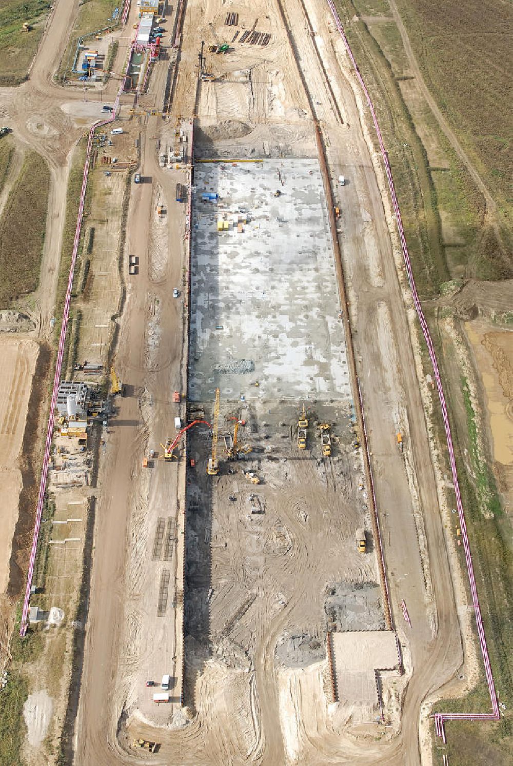 Schönefeld from above - Baustelle des neuen Terminals am Flughafen Schönefeld (BBI). Der neue Terminal wird südlich des jetzigen Flughafens Berlin- Schönefeld errichtet. Ausführende Firmen: Hochtief AG; EUROVIA Beton; PORR; BERGER Bau; Karl Weiss; Matthai; Schäler Bau Berlin GmbH; STRABAG; MAX BÖGL. Construction area of the new terminal at Schönefeld Airport (BBI). The new terminal is in the south of the airport Berlin-Schoenefeld quality built. Exporting companies: Hochtief AG; EUROVIA Beton; PORR; BERGER Bau; Karl Weiss; Matthai; Schäler Bau Berlin GmbH; STRABAG; MAX BÖGL.