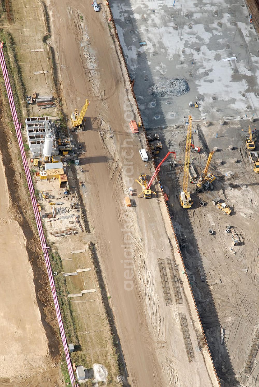 Aerial photograph Schönefeld - Baustelle des neuen Terminals am Flughafen Schönefeld (BBI). Der neue Terminal wird südlich des jetzigen Flughafens Berlin- Schönefeld errichtet. Ausführende Firmen: Hochtief AG; EUROVIA Beton; PORR; BERGER Bau; Karl Weiss; Matthai; Schäler Bau Berlin GmbH; STRABAG; MAX BÖGL. Construction area of the new terminal at Schönefeld Airport (BBI). The new terminal is in the south of the airport Berlin-Schoenefeld quality built. Exporting companies: Hochtief AG; EUROVIA Beton; PORR; BERGER Bau; Karl Weiss; Matthai; Schäler Bau Berlin GmbH; STRABAG; MAX BÖGL.