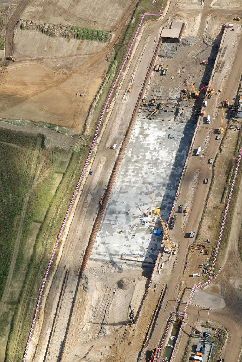 Aerial photograph Schönefeld - Baustelle des neuen Terminals am Flughafen Schönefeld (BBI). Der neue Terminal wird südlich des jetzigen Flughafens Berlin- Schönefeld errichtet. Ausführende Firmen: Hochtief AG; EUROVIA Beton; PORR; BERGER Bau; Karl Weiss; Matthai; Schäler Bau Berlin GmbH; STRABAG; MAX BÖGL. Construction area of the new terminal at Schönefeld Airport (BBI). The new terminal is in the south of the airport Berlin-Schoenefeld quality built. Exporting companies: Hochtief AG; EUROVIA Beton; PORR; BERGER Bau; Karl Weiss; Matthai; Schäler Bau Berlin GmbH; STRABAG; MAX BÖGL.