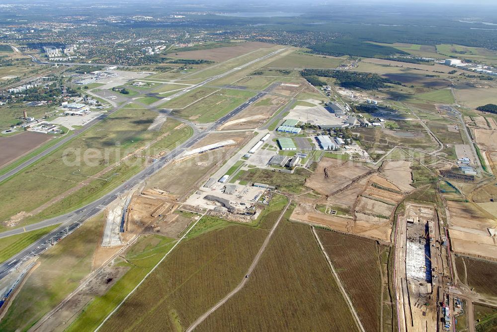 Aerial photograph Schönefeld - Baustelle des neuen Terminals am Flughafen Schönefeld (BBI). Der neue Terminal wird südlich des jetzigen Flughafens Berlin- Schönefeld errichtet. Ausführende Firmen: Hochtief AG; EUROVIA Beton; PORR; BERGER Bau; Karl Weiss; Matthai; Schäler Bau Berlin GmbH; STRABAG; MAX BÖGL. Construction area of the new terminal at Schönefeld Airport (BBI). The new terminal is in the south of the airport Berlin-Schoenefeld quality built. Exporting companies: Hochtief AG; EUROVIA Beton; PORR; BERGER Bau; Karl Weiss; Matthai; Schäler Bau Berlin GmbH; STRABAG; MAX BÖGL.