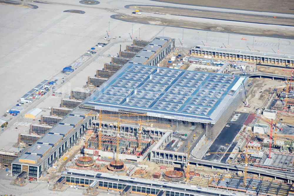 Aerial image Schönefeld - Baustelle des neuen Terminals am Flughafen Schönefeld (BBI). Der neue Terminal wird südlich des jetzigen Flughafens Berlin- Schönefeld errichtet. Ausführende Firmen: Hochtief AG; EUROVIA Beton; PORR; BERGER Bau; Karl Weiss; Matthai; Schäler Bau Berlin GmbH; STRABAG; Construction area of the new terminal at Schönefeld Airport (BBI). The new terminal is in the south of the airport Berlin-Schoenefeld quality built. Exporting companies: Hochtief AG; EUROVIA Beton; PORR; BERGER Bau; Karl Weiss; Matthai; Schäler Bau Berlin GmbH; STRABAG;